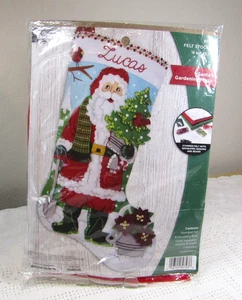 Kit de apliques de medias de fieltro Bucilla de 18" de largo Santa's Gardening Magic 89748E - Imagen 1 de 6