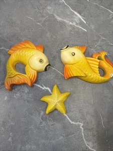 3 STÜCK VINTAGE ORANGE KREIDE WARE KOI FISCH WANDBEHANG PLAKETTE RETRO 70ER JAHRE BOHO - Bild 1 von 12