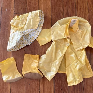 Ropa para muñeca My Friend Fisher Price años 80 amarillo abrigo de lluvia sombrero y botines conjunto - Imagen 1 de 8