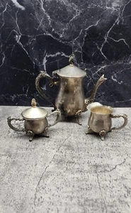 Antiguo juego de tetera, crema y azúcar plateado con patrón floral - Imagen 1 de 19