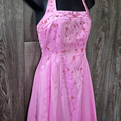 Vestido Formal Morgan & Co Rosa Halter Baile de graduación Vestido Con Cuentas Línea A Junior Talla 3/4 Foto 1 de 4