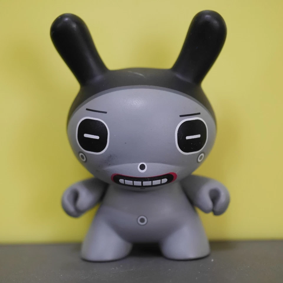 Kidrobot 3"Dunny 2004 DALEK Series Square Eyes Grey Vinyl Figure sell AS IS - Image 1 of 4
