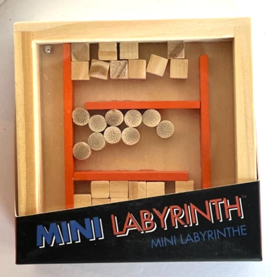 Mini laberinto rompecabezas de madera de mano con bola de metal cuadrado de 3 1/2" (OR) Foto 1 de 4