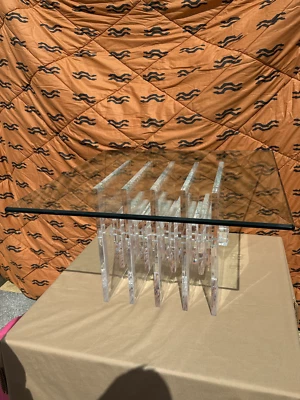 Mesa de centro rectangular Lucite pulida gruesa de mediados de siglo de los años 60 y tapa de vidrio Foto 1 de 4