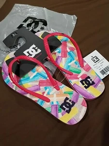 Sandalias chanclas informales múltiples DC Spray Graffik para mujer 5 medianas  - Imagen 1 de 9