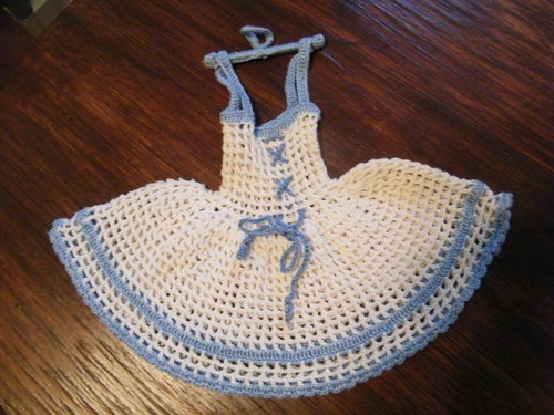 OFF WHITE Bellissimo abito all'uncinetto su appendiabiti decorazione da parete bianco sporco blu CARINO