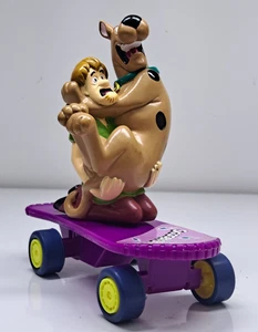 HANNA-BARBERA 1996 SCOOBY DOO Y SHAGGY SKATEBOARD FIGURA DE ACCIÓN RETROCEDER  - Imagen 1 de 6