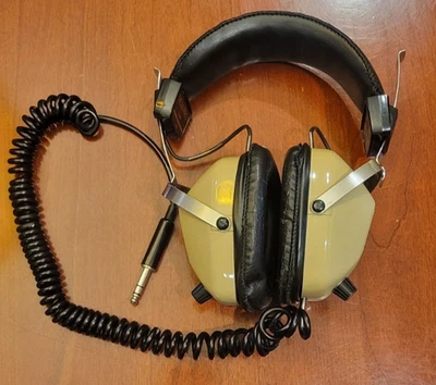 Auriculares estéreo Hi-Fi retro vintage realistas Nova Pro Foto 1 de 4