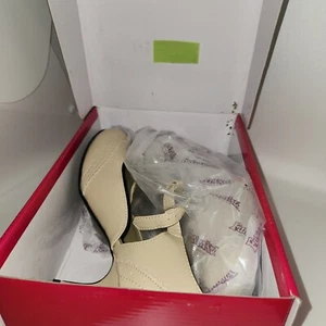 Funtasma Flapper Women's Heels Cream , size 7M/37, New in Box Fun & Fashionable - Picture 1 of 7