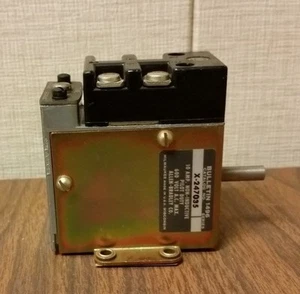 Allen-Bradley 1496 X-247035 10A Non-Inductive Pilot Duty Timer - Picture 1 of 3