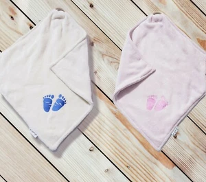 Bella coperta Minky con denti in legno rimovibili ~ piedi per bambini ricamati ~ regalo doccia - Foto 1 di 3