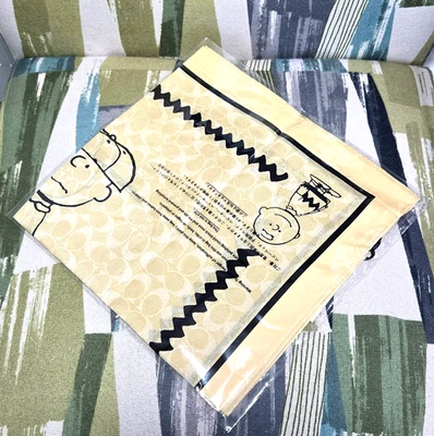 Bandana Coach X Peanuts Signature Charlie Brown Estampado En Heno Negro Icónico  Foto 1 de 4