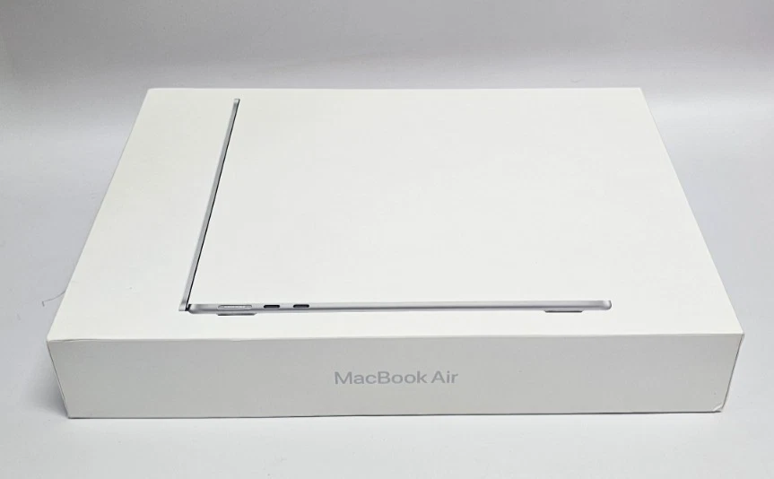 Apple Macbook Air M4 10-Core 13in 256GB SSD 16GB 8Core GPU 2025 Silver Sealed - Image 1 of 3