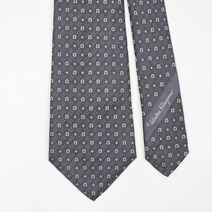 Corbata Salvatore Ferragamo Logo Gancini en Gris Tejida Seda - Imagen 1 de 6
