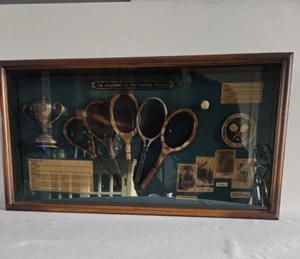 Raqueta de tenis The History of The Tennis Decoración de pared 20,5 L x 11 1/4 H Multicolor - Imagen 1 de 11