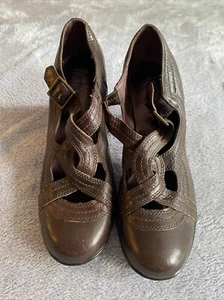 Indigo by Clarks Size 8 Brown Heels Slip On Criss Cross Classic Artsy - Picture 1 of 7