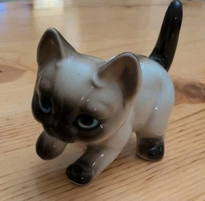 Figura de gato siamés Happy Frolicking 3", fechada 1988 - Imagen 1 de 9