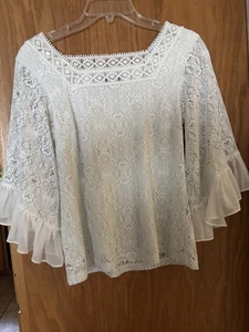 White House Black Market bianco floreale pizzo foderato collo quadrato top manica con volant - Foto 1 di 5