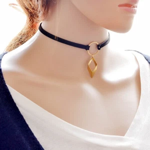 Dije Collar Gargantilla de Gamuza Negra con Color Dorado En Forma de Diamante - Imagen 1 de 4