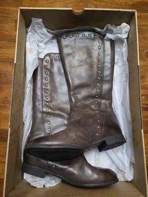 Botas de montar de cuero marrón oscuro BORN para mujer con remaches cierre de cremallera talla 7,5 M Larson Foto 1 de 4