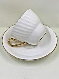 Taza de té y platillo vintage Victoria C&E England Bone China blanco ondulado Art Deco - Imagen 1 de 8