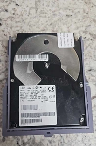 Disque dur IBM DPES-31080 3,5 1 Go 80 broches SCSI IBM 46H6132 85G3667 SUN 3702072-02 - Photo 1/4
