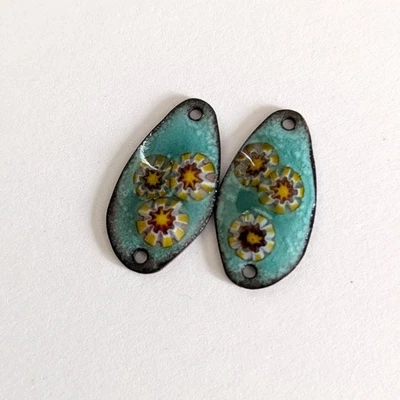 Par de conectores de dijes de cobre esmaltado azul aguamarina-verde esmalte y flores (19570) Foto 1 de 4