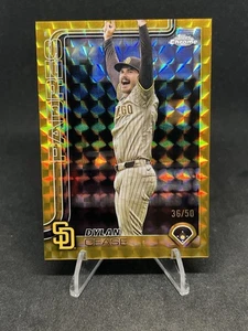 Dylan Cease 2025 Topps Chrome #212 Gold Geometric Refractor 20/50 SD Padres - Bild 1 von 2