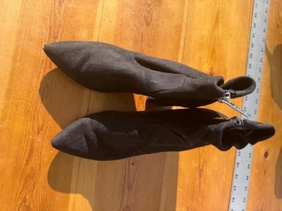 Unisa- Chunky Heel Ankle Boots for Women Thin Toe Ankle Boots SZ 7 L8 - Image 1 of 4