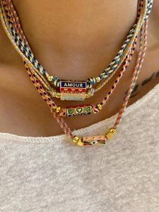 Collana tribale in corda intrecciata fatta a mano con ciondoli lettera per gioielli donna - Foto 1 di 28