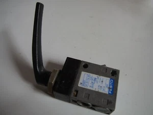 Distributeur pneumatique FESTO 8987 H 3 1/4 B 3/2 - Picture 1 of 4