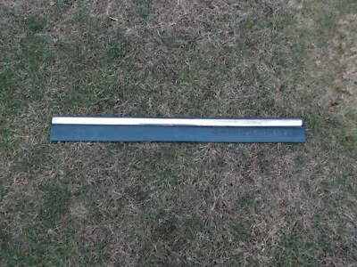 Peça de moldagem traseira Chrysler dos anos 1990, 2000 # 467676292 - 822 - Sebring, Dynasty, - Imagem 1 de 4