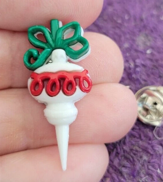 ^ Adorno de árbol de Navidad rojo glaseado corbata tachuela solapa prendedor - ¡Perfecto para la temporada! Foto 1 de 4