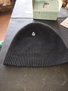 Volcom Poppen Beanie Hat Cap Black - Gently Used - Picture 1 of 3