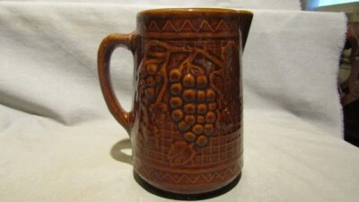 Esmalte marrón sobre uvas de gres amarillo 8 pulgadas x 5,75 pulgadas jarra mediados-finales del siglo XIX Foto 1 de 4