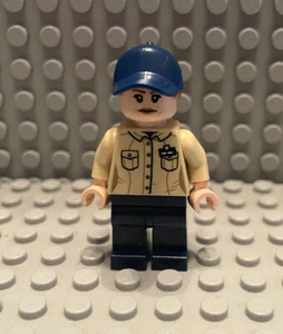 LEGO Minifigure Park Worker Female jw045 Jurassic World Dinosaurs / Blue Hat - Picture 1 of 3