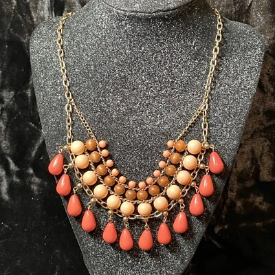 COLLAR Melocotón Rosa Plástico Marrón Madera Cuentas Cuatro Filas Babero Tono Dorado Cadena Disfraz Foto 1 de 3