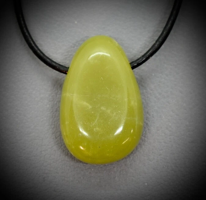 +Natur+ GRÜNER SERPENTIN EDELSTEIN-ANHÄNGER TROMMELSTEIN-gebohrt +Lederband ☯5 - Bild 1 von 1