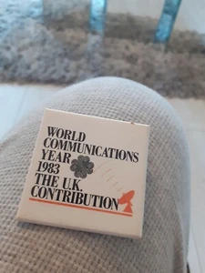 World Communications 1983 Vintage badge - Foto 1 di 2