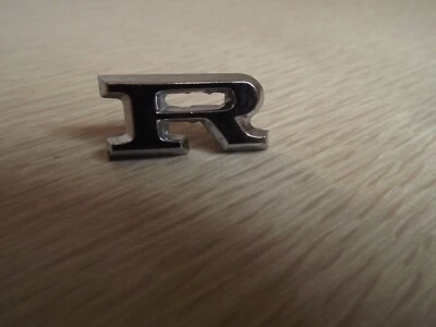 Ford Custom/Galaxie/LTD Convertible Fastback Wagon Police 1967 letra R emblema Foto 1 de 4