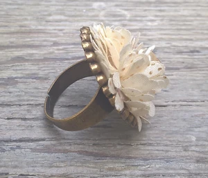 Bague fleur tissu et métal Excellent état - Picture 1 of 3