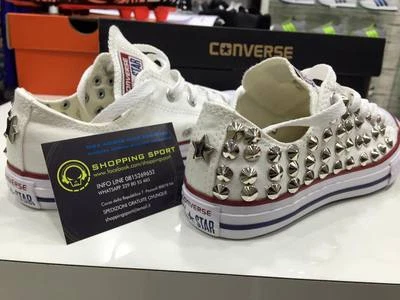 Converse basse bianche personalizzate con borchie argento solo lato esterno stel - Immagine 1 di 2
