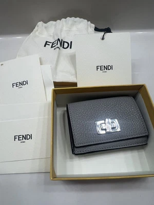 Authentic Fendi Gray Trifold Turn lock Compact Wallet Excellent complete Foto 1 de 4