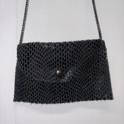 Bandolera Sorial NY de cuero en relieve sobre bolso sin asas cadena negra Gunmetal Foto 1 de 4