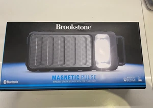 Brookstone Altoparlante Utility Wireless a Impulsi Magnetici con Torcia COB Nero  - Foto 1 di 2