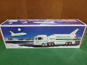 Hess 1999 Spielzeug LKW Space Shuttle Träger mit Satellit Neu im Karton - Bild 1 von 7
