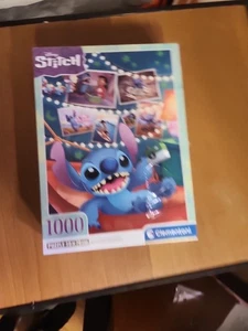 Clementoni Puzzle 1000 pz Con poster incluso 14a+ (50x70cm) DISNEY STITCH 39793 - Foto 1 di 2