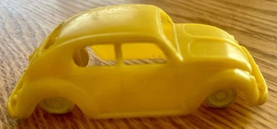 Raro Vintage Volkswagen Beetle Antigo Plástico Amarelo 3-1/2 Polegadas VW Carro de Brinquedo Inseto - Imagem 1 de 4