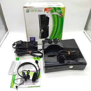 XBOX 360 SLIM 250GB NERA CONSOLE Microsoft Con Scatola Cavi Controller Cuffie - Imagen 1 de 24