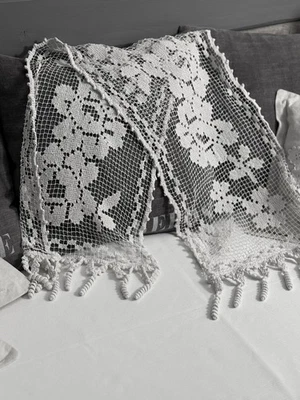 linge ancien Chemin De Table Dessus Commode Dentelle Au Filet Avec Pompons - Photo 1/4